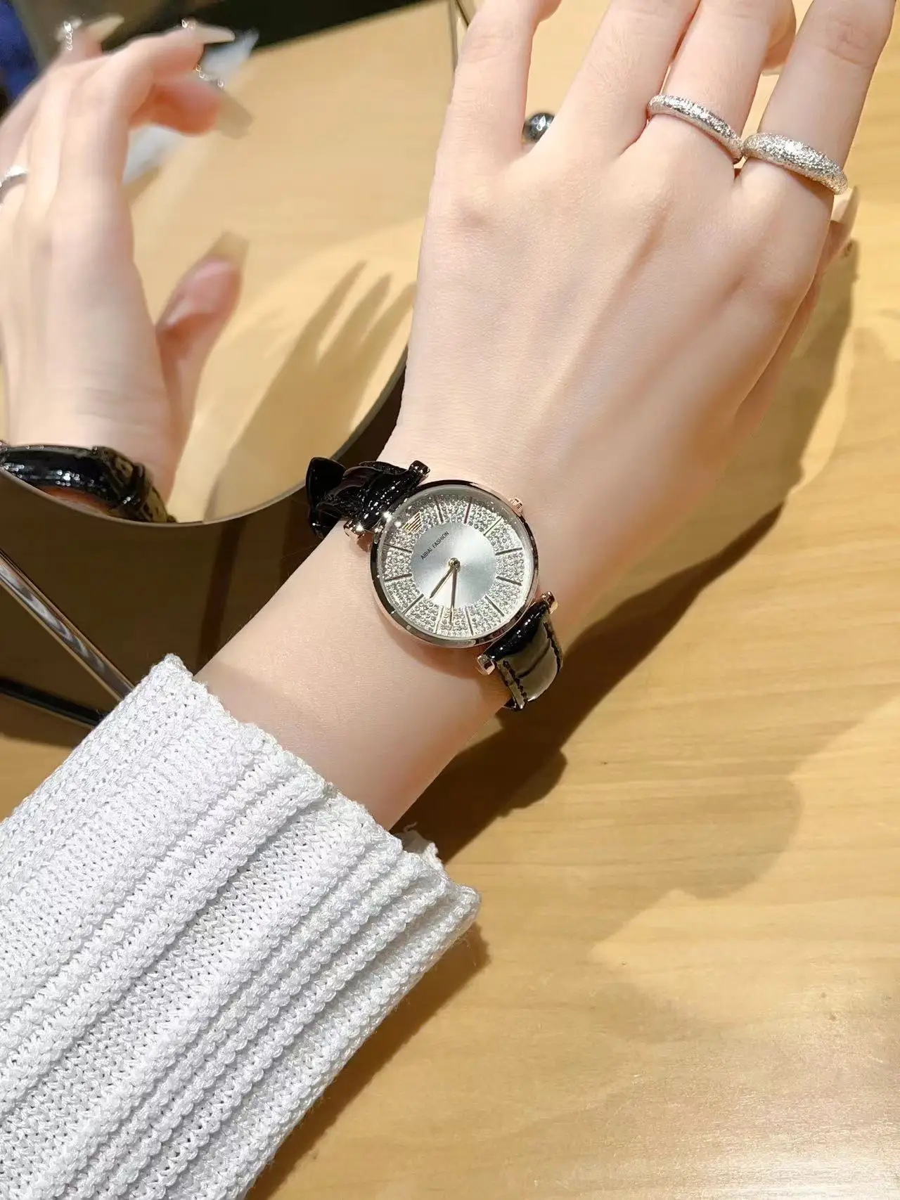 Women's Light Luxury Quartz Watch Waterproof Silver Crystal Band — feature 8