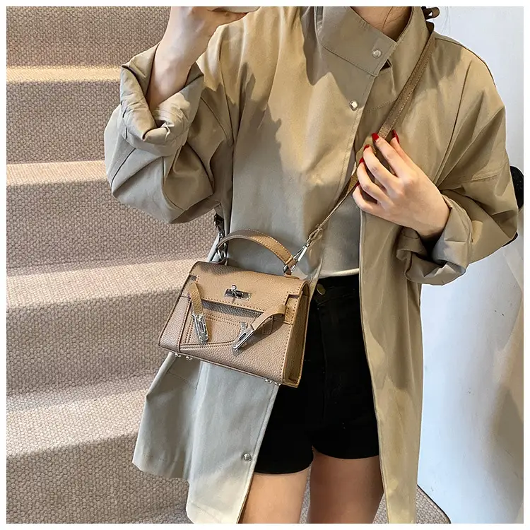 White Kelly Shoulder Bag with Litchi Clasp — feature 10