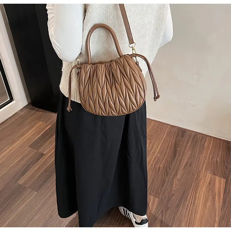 Cross-Border Women's Quilted Bucket Bag 2026 Winter — feature 10