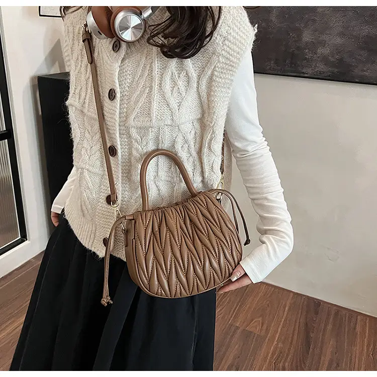 Cross-Border Women's Quilted Bucket Bag 2026 Winter — feature 11