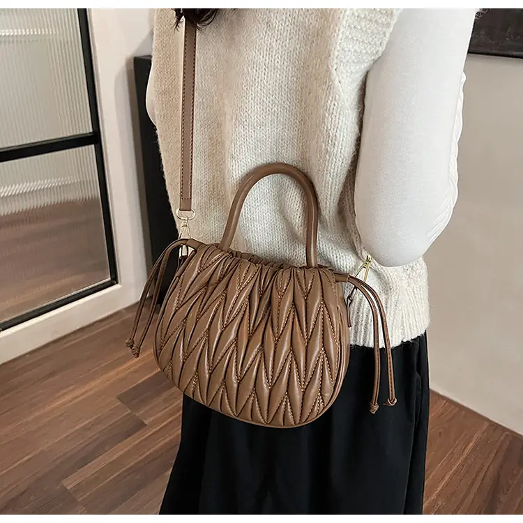 Cross-Border Women's Quilted Bucket Bag 2026 Winter — feature 12