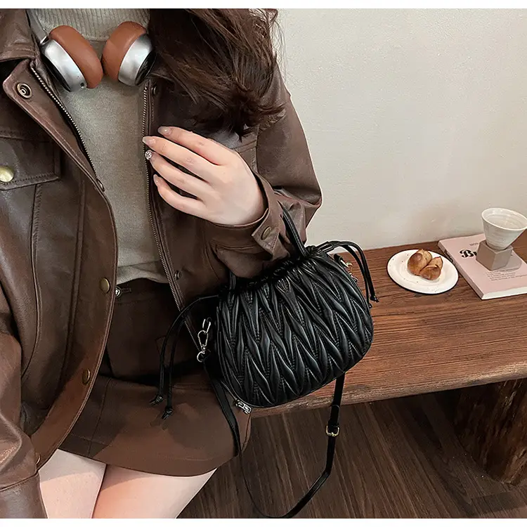 Cross-Border Women's Quilted Bucket Bag 2026 Winter — feature 13