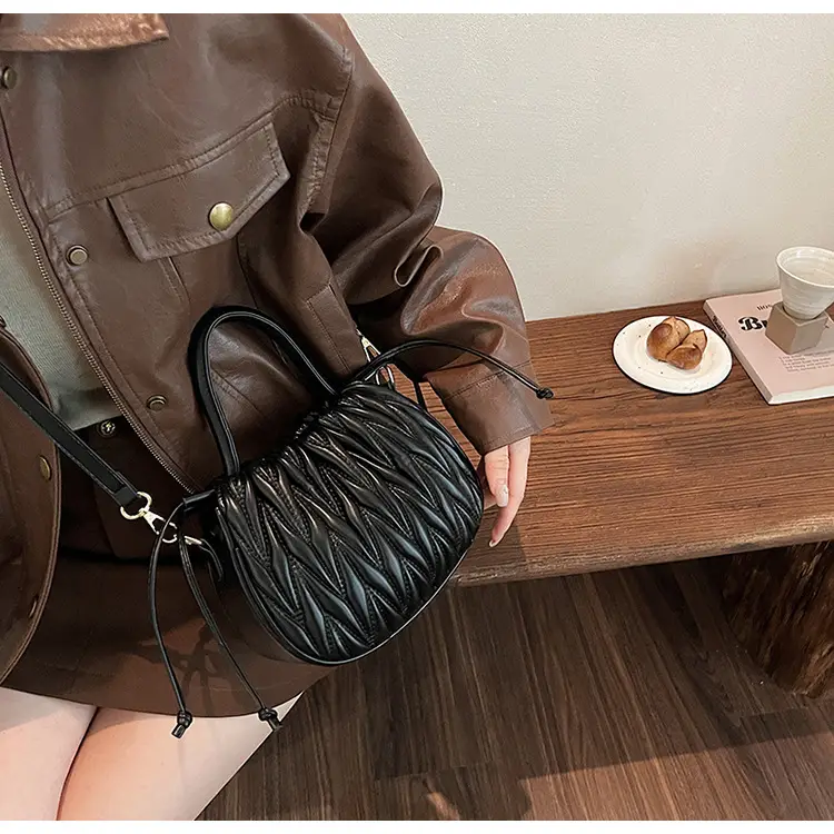 Cross-Border Women's Quilted Bucket Bag 2026 Winter — feature 14