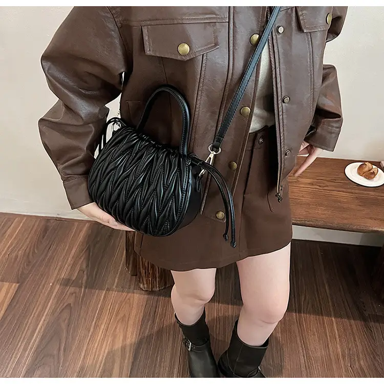 Cross-Border Women's Quilted Bucket Bag 2026 Winter — feature 15