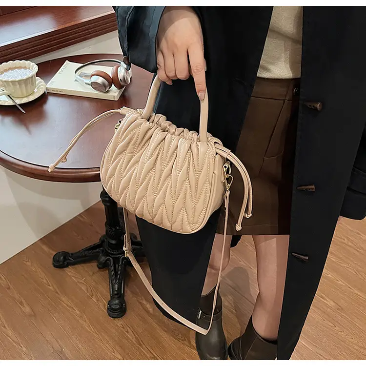Cross-Border Women's Quilted Bucket Bag 2026 Winter — feature 17