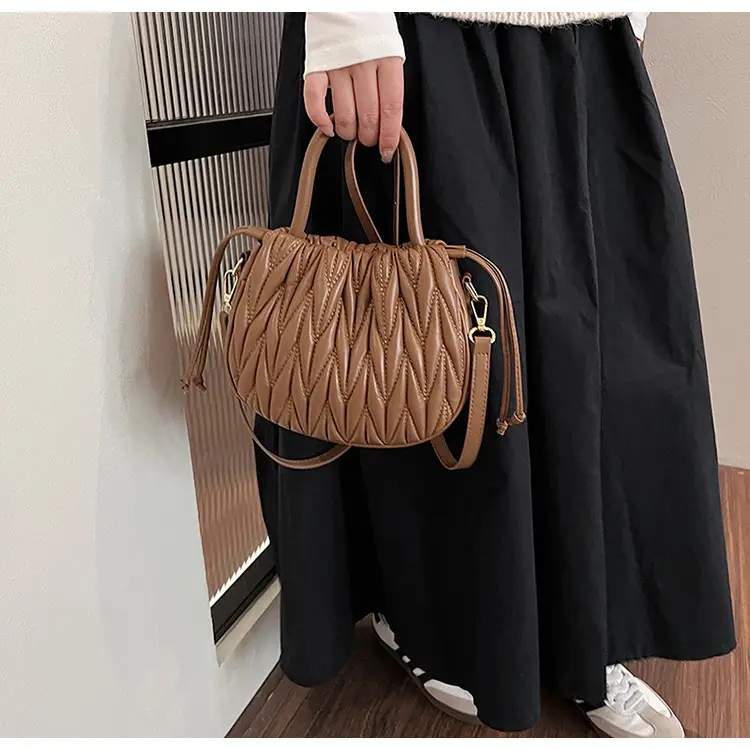 Cross-Border Women's Quilted Bucket Bag 2026 Winter — feature 9