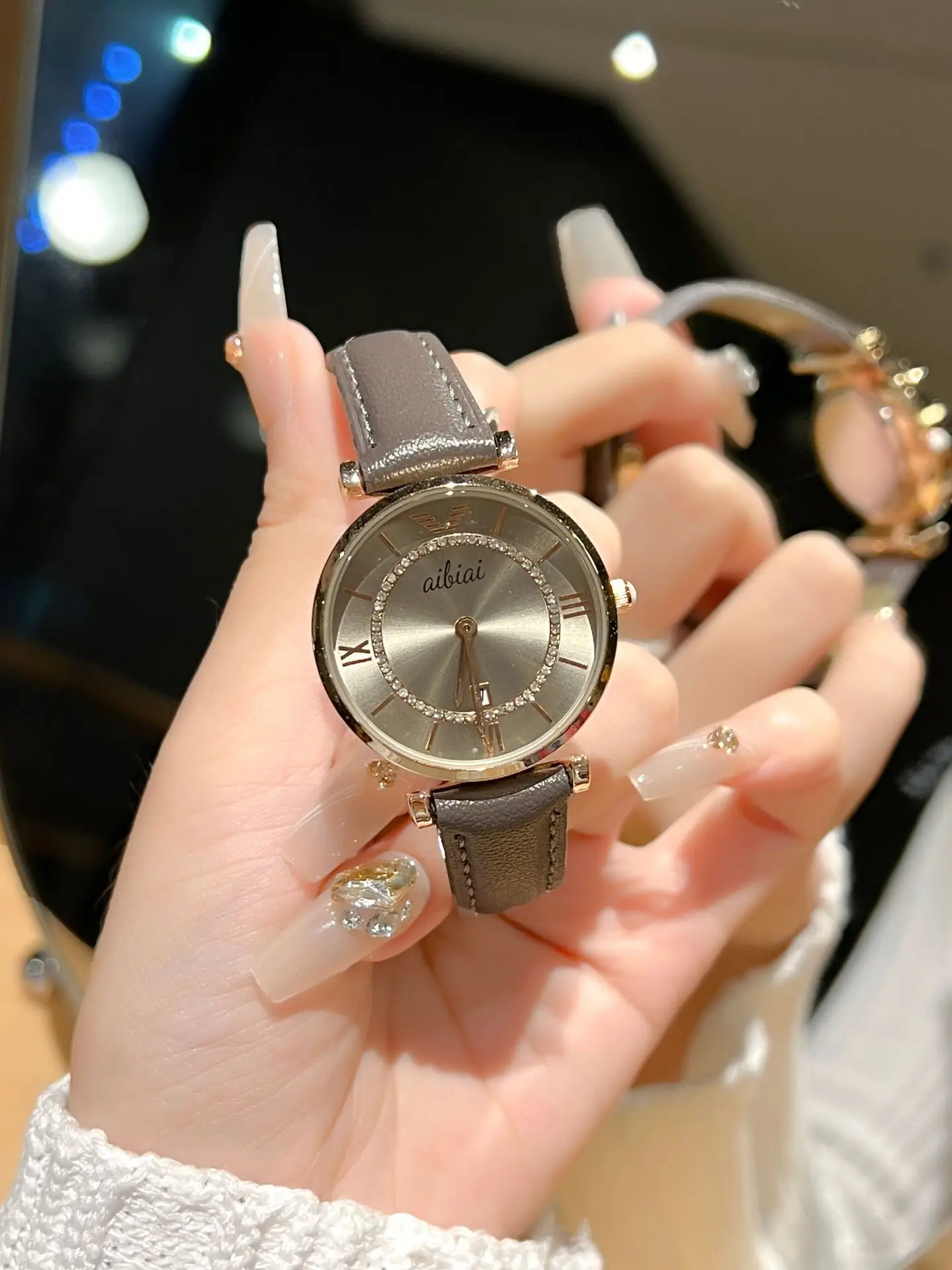 Grandma Gray Ferris Wheel Watch for Women with Genuine Leather Band — feature 5