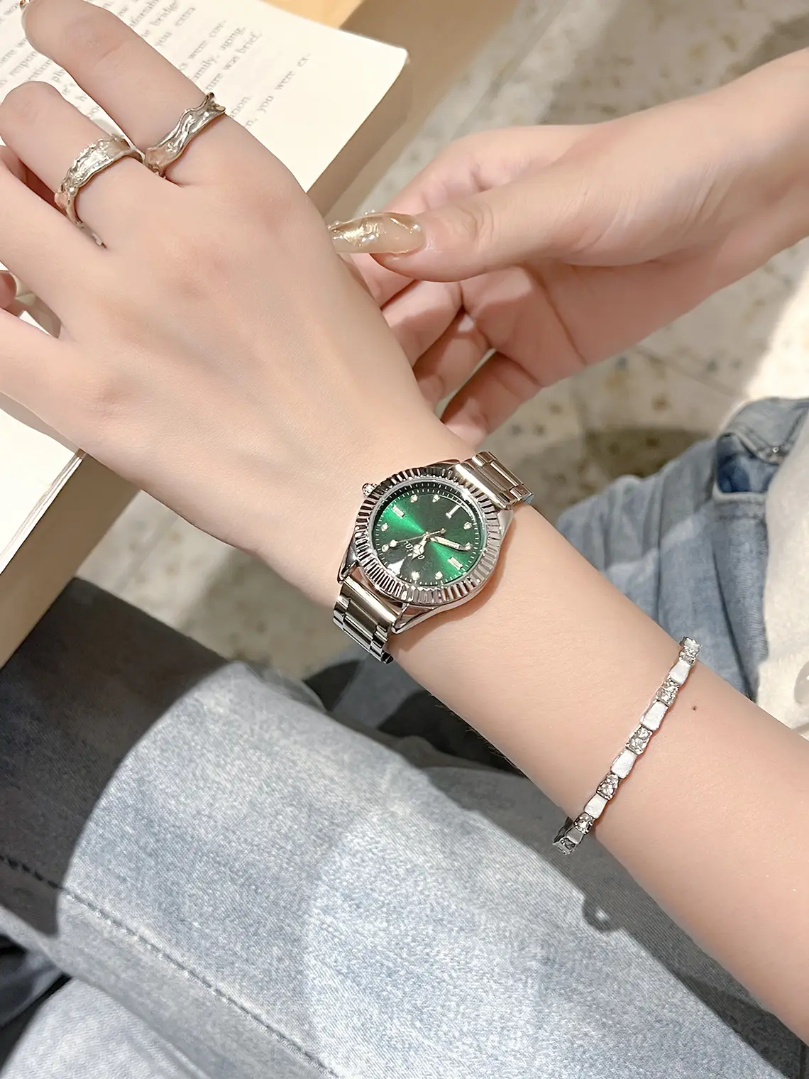 Green Water Ghost Women's Quartz Watch with Silver Steel Belt — feature 5