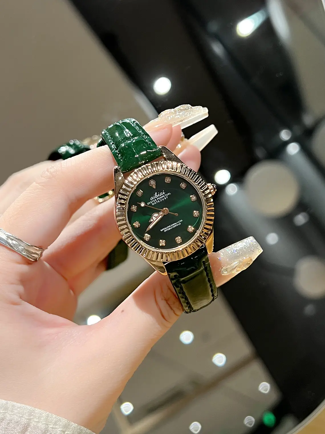 Green Water Ghost Women's Quartz Watch with Silver Steel Belt - Image 4