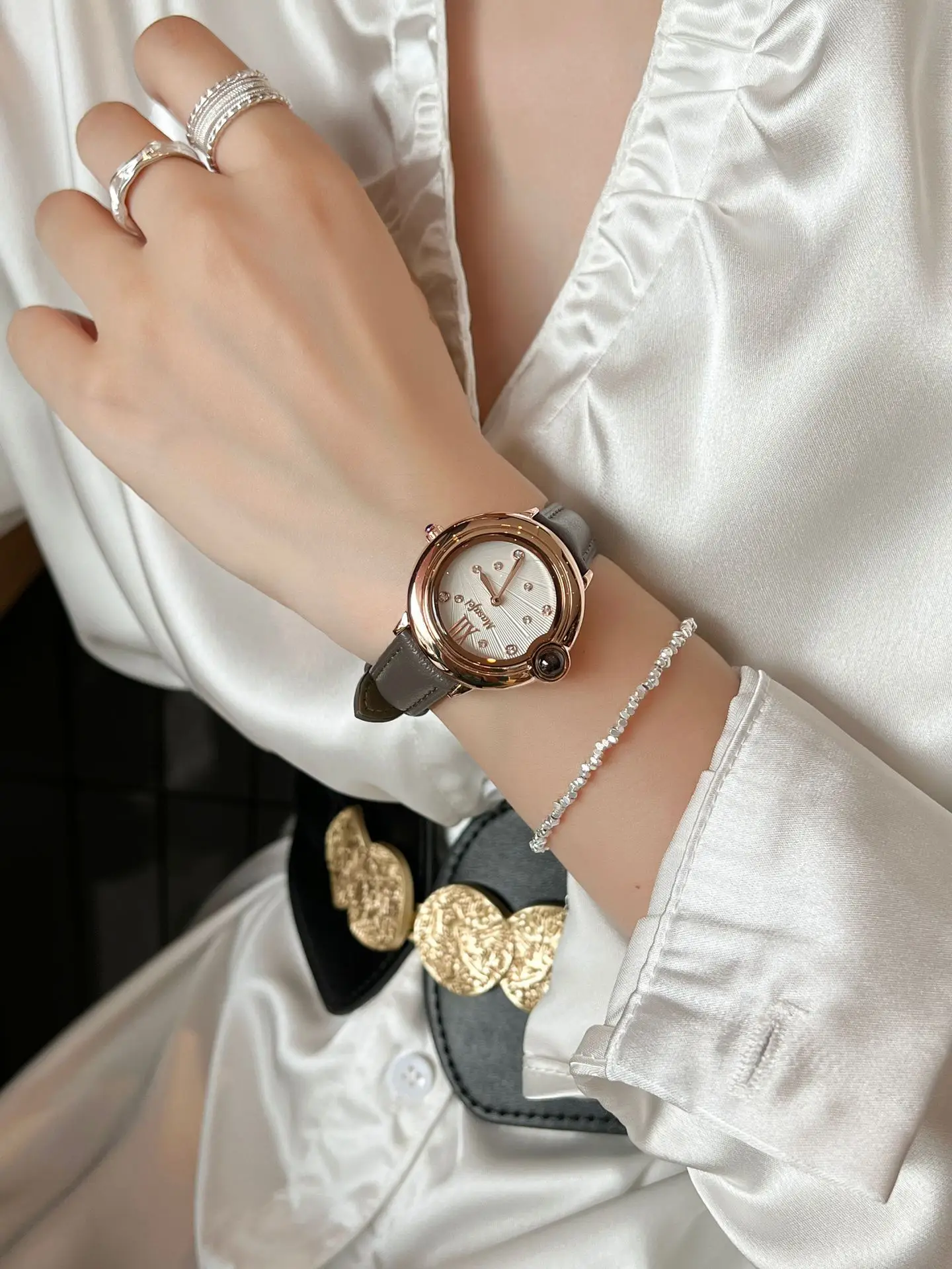 Women Pearl Diamond Dial Quartz Watch Red Leather Band — feature 1