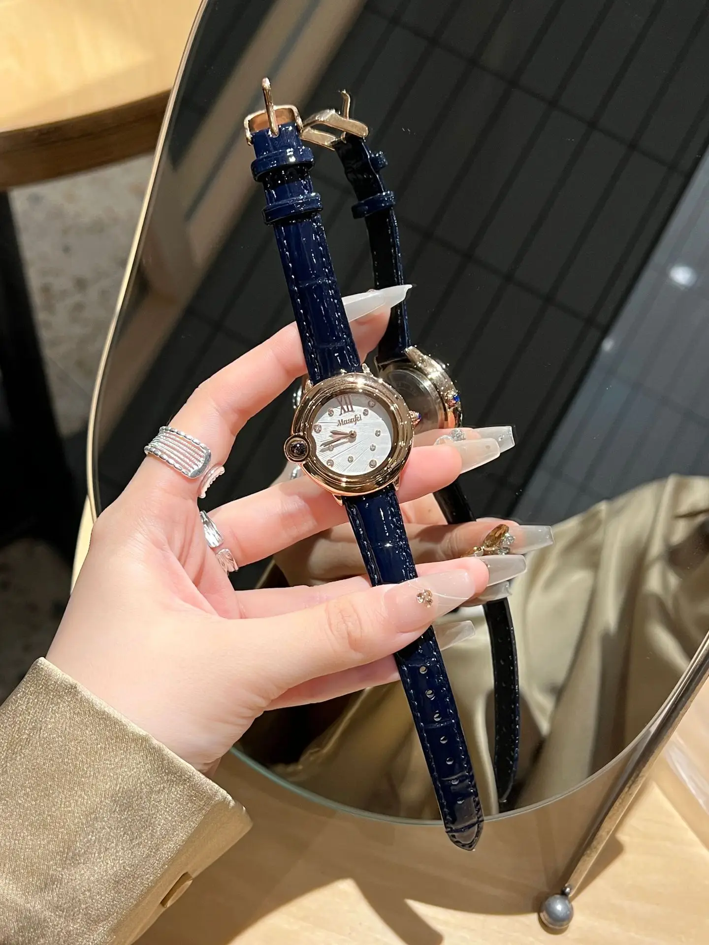 Women Pearl Diamond Dial Quartz Watch Red Leather Band — feature 7