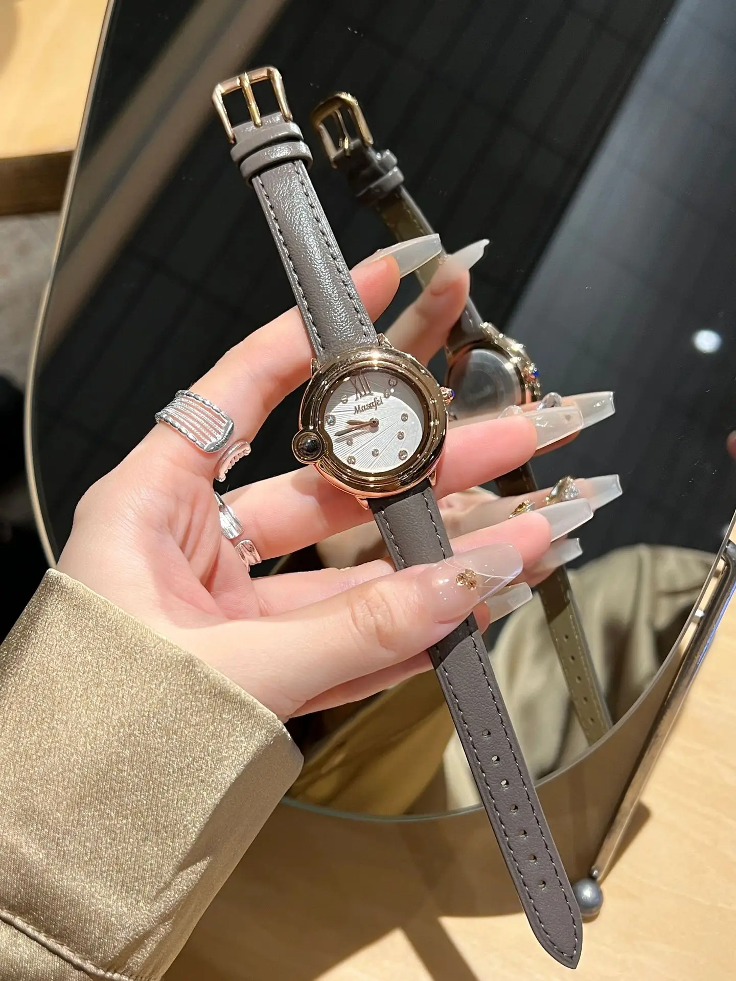 Women Pearl Diamond Dial Quartz Watch Red Leather Band - Image 4