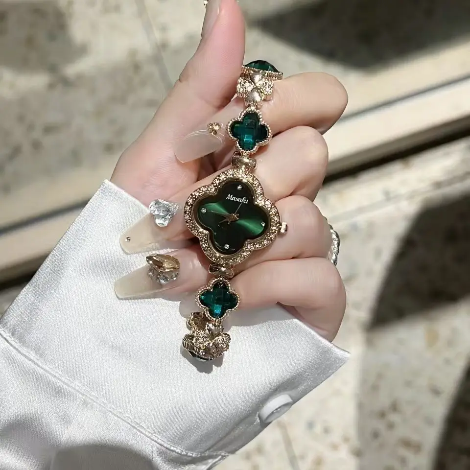Luxury Four-Leaf Clover Bracelet with Crystal Diamonds - Image 5