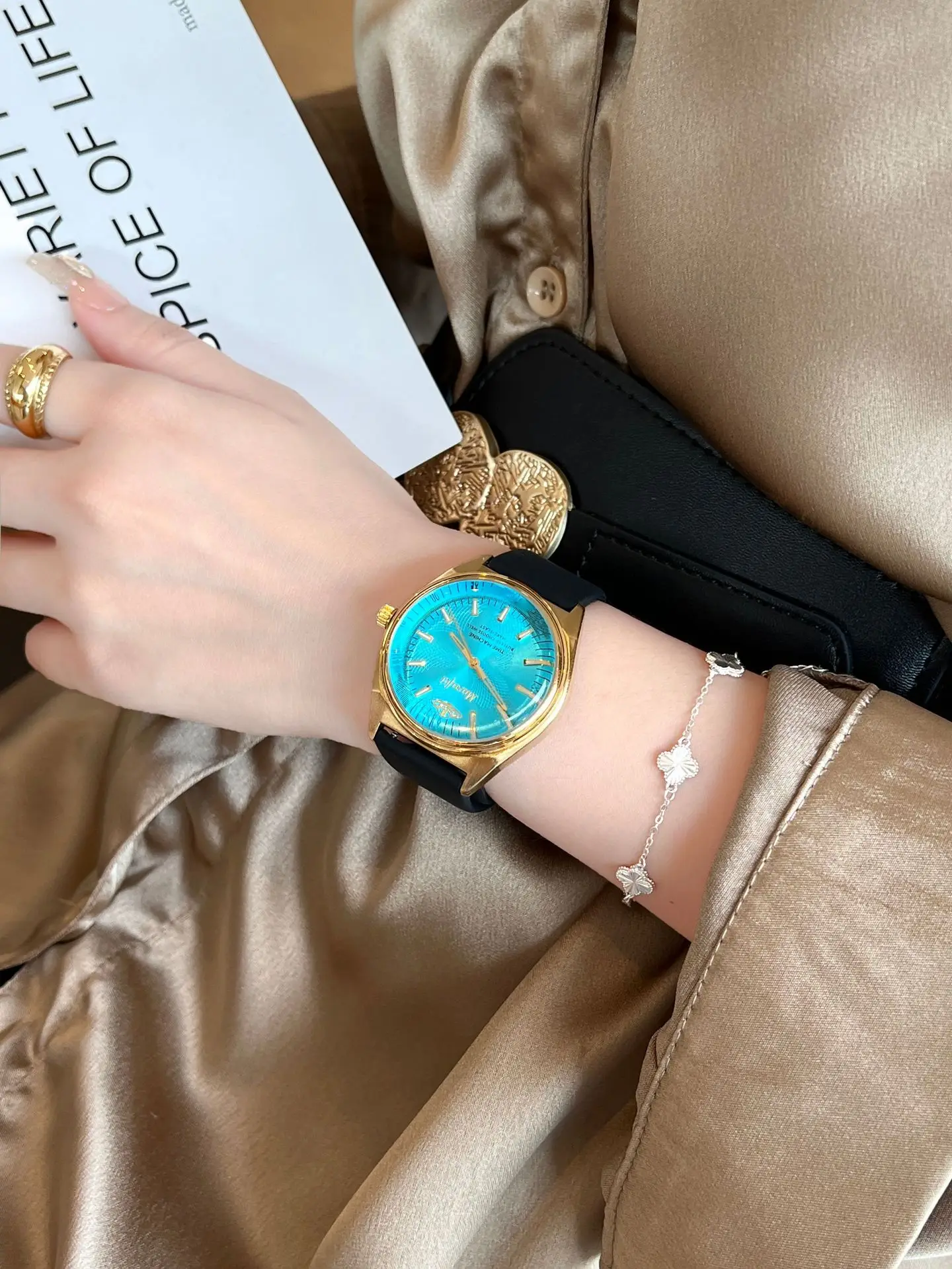 Women's Western Queen Mother's Watch Rose Red Gold Quartz Waterproof — feature 2