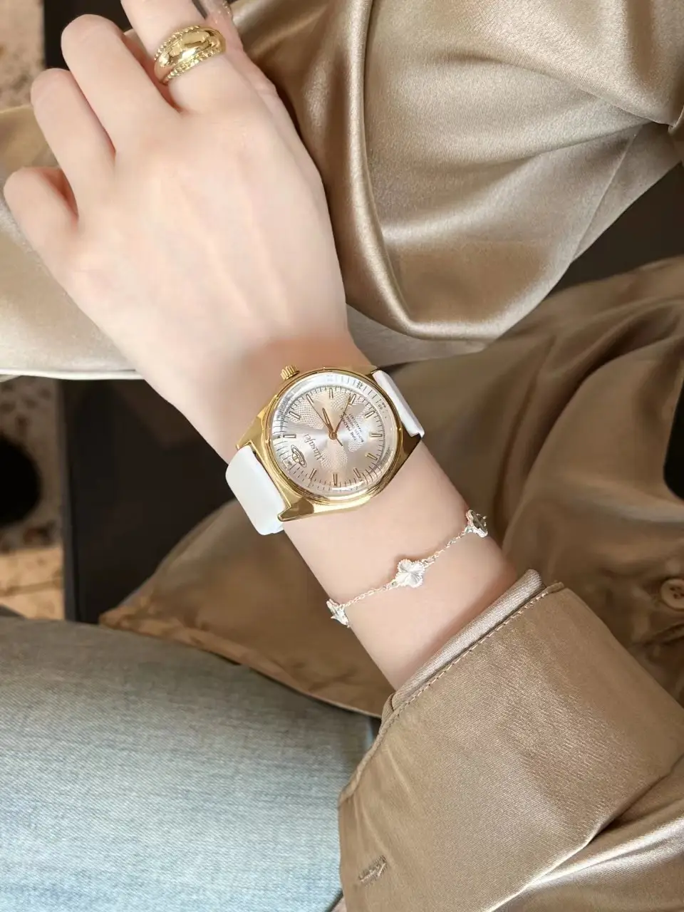 Women's Western Queen Mother's Watch Rose Red Gold Quartz Waterproof — feature 4