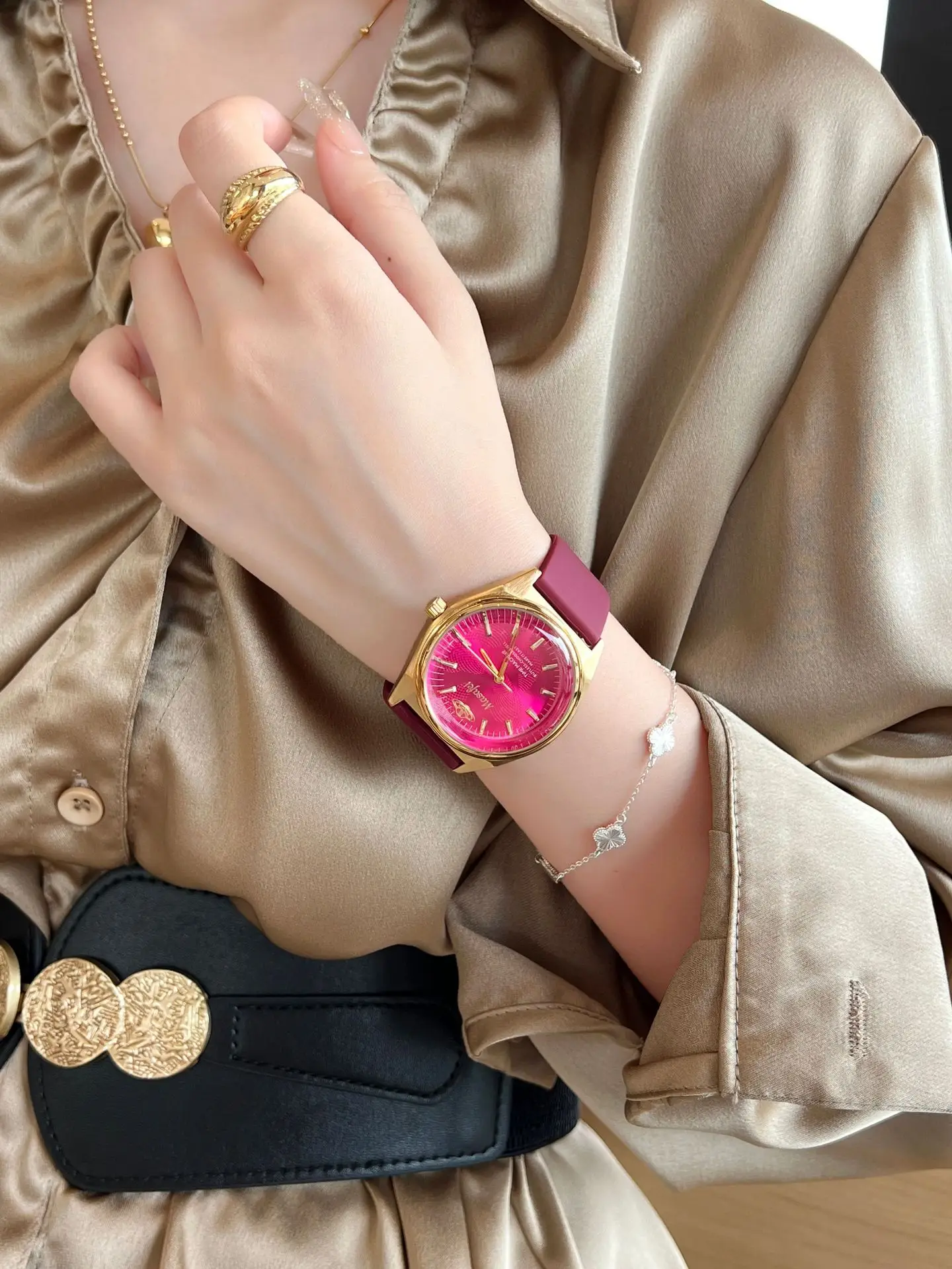 Women's Western Queen Mother's Watch Rose Red Gold Quartz Waterproof — feature 7