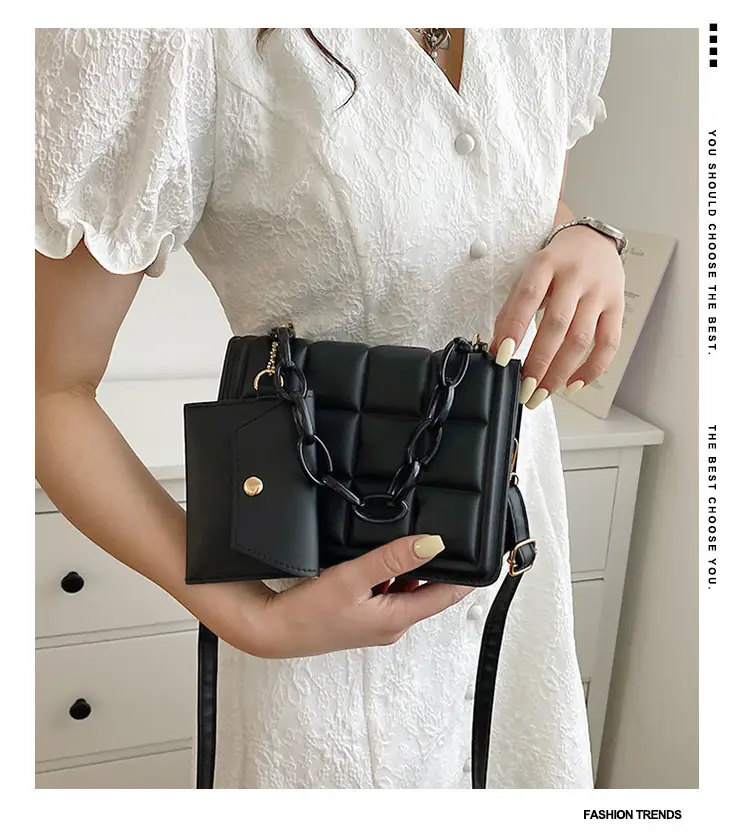 Black Quilted Shoulder Bag with Coarse Chain 2024 — feature 10