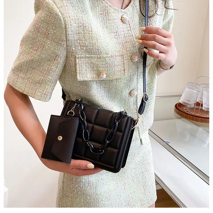 Black Quilted Shoulder Bag with Coarse Chain 2024 — feature 11