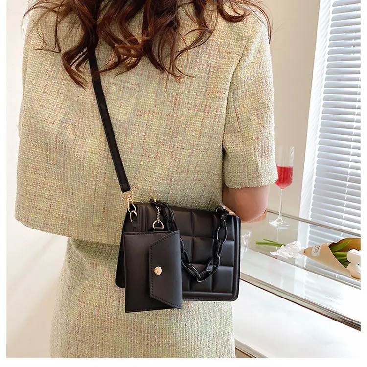 Black Quilted Shoulder Bag with Coarse Chain 2024 — feature 12
