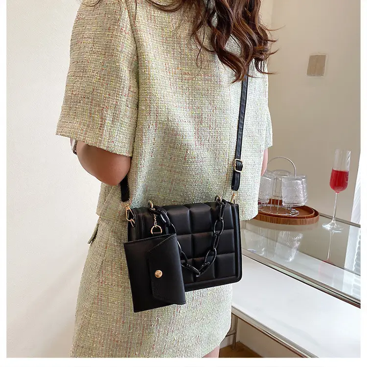 Black Quilted Shoulder Bag with Coarse Chain 2024 — feature 13