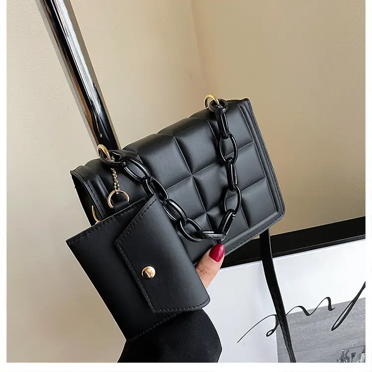 Black Quilted Shoulder Bag with Coarse Chain 2024 — feature 17