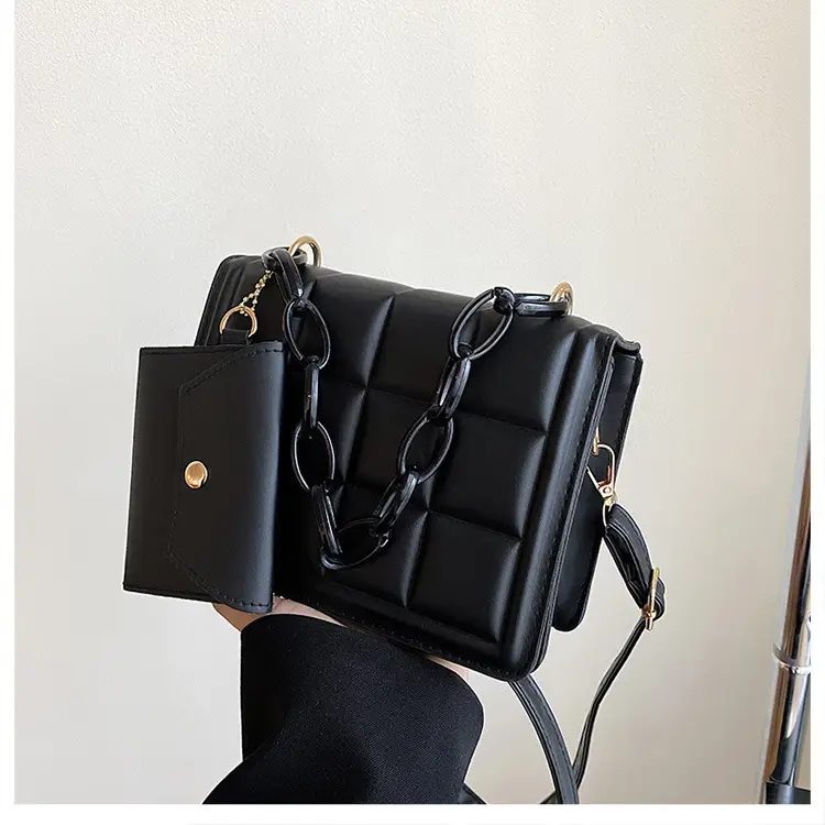 Black Quilted Shoulder Bag with Coarse Chain 2024 — feature 18