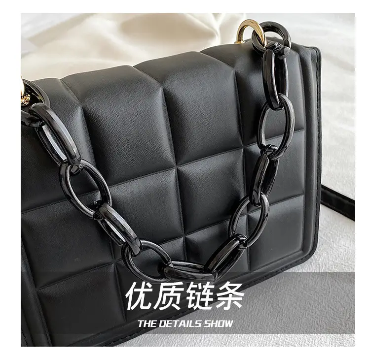 Black Quilted Shoulder Bag with Coarse Chain 2024 — feature 7
