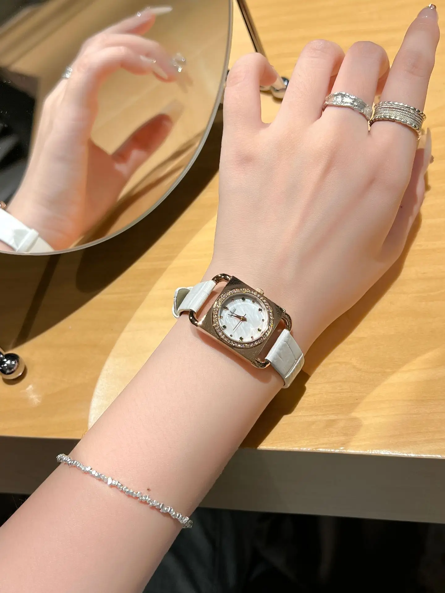 Luxury Quartz Ladies Watch with White Dial & Crystal Ring — feature 1