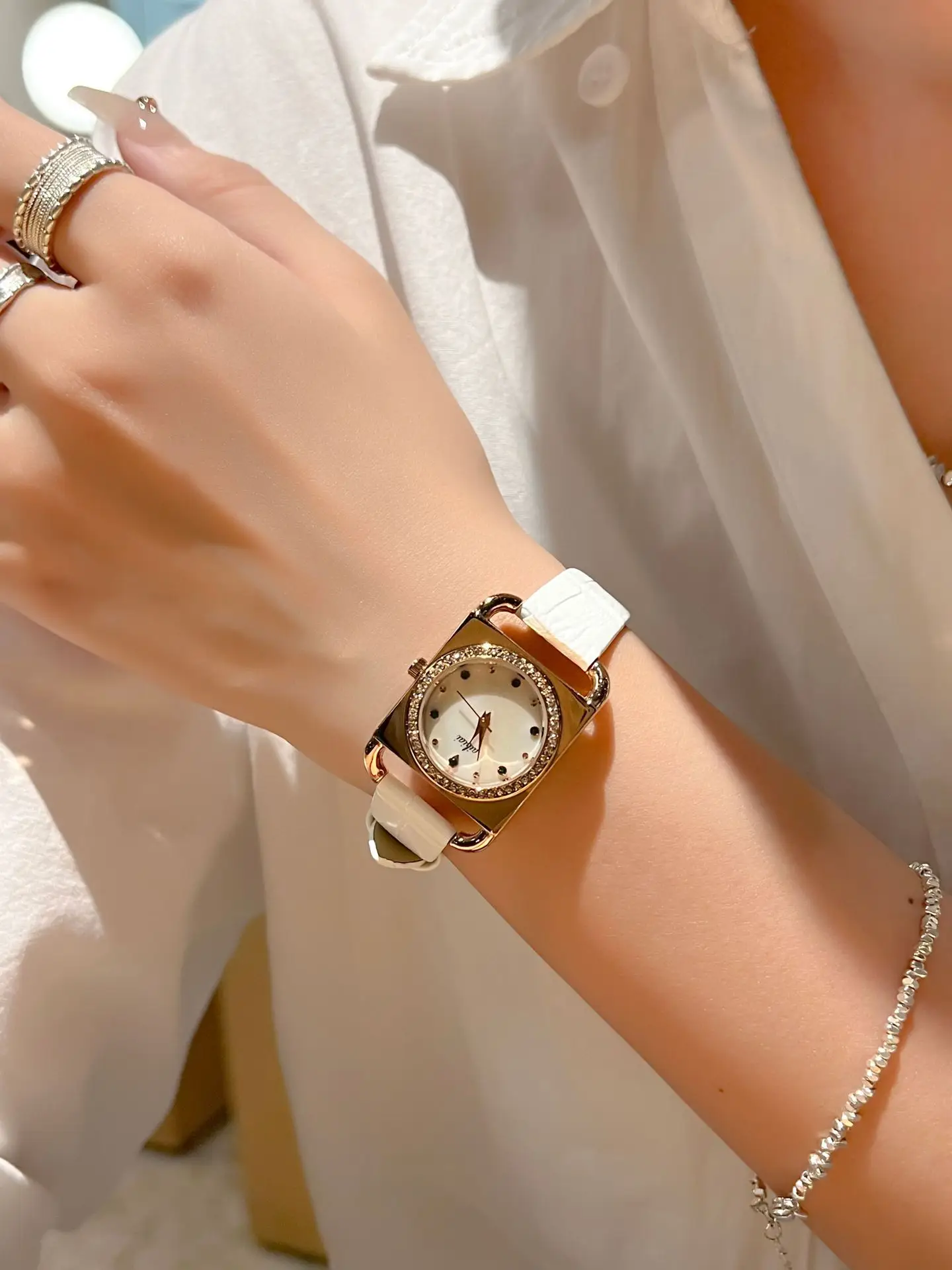 Luxury Quartz Ladies Watch with White Dial & Crystal Ring — feature 2