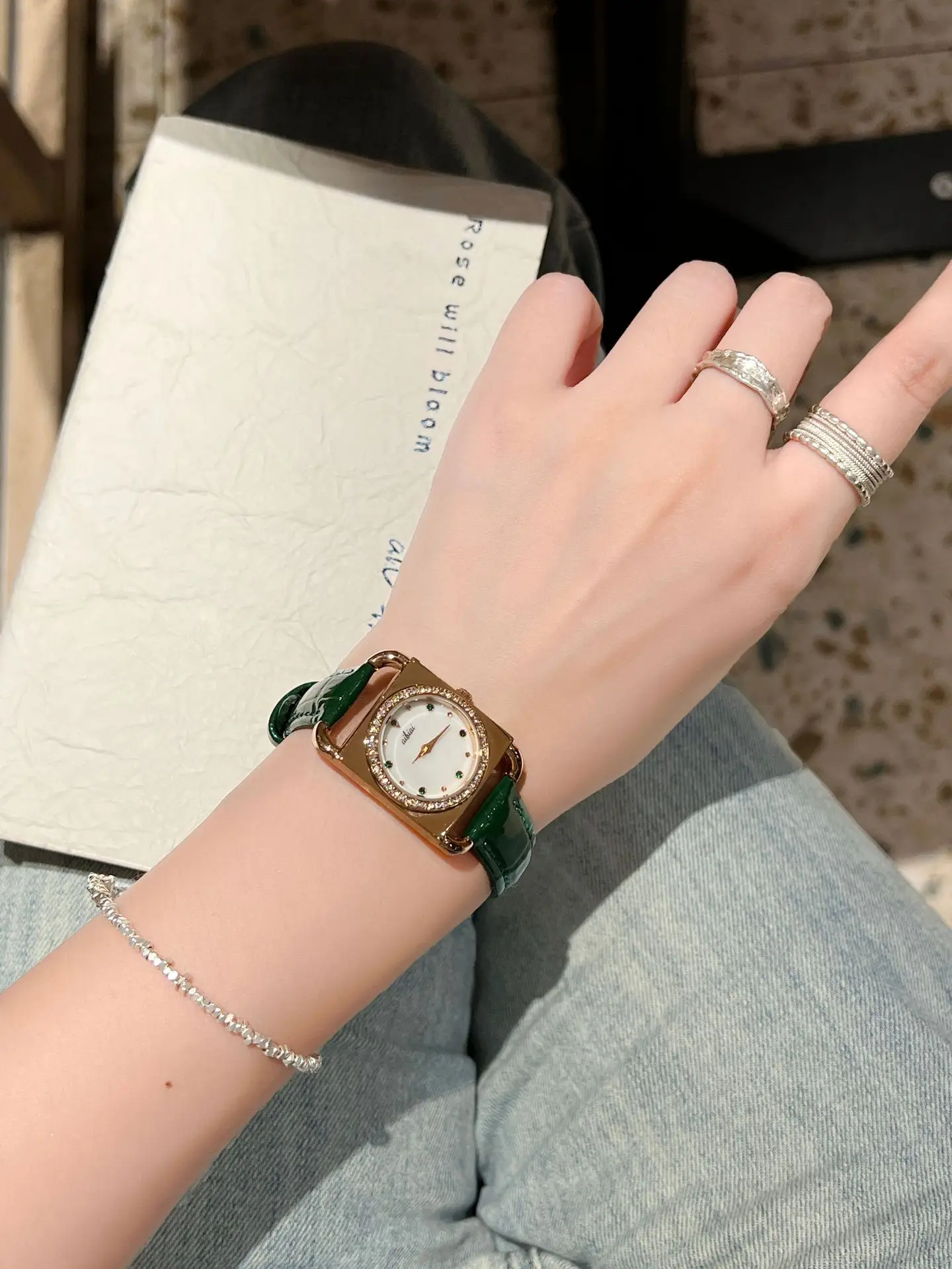 Luxury Quartz Ladies Watch with White Dial & Crystal Ring — feature 3