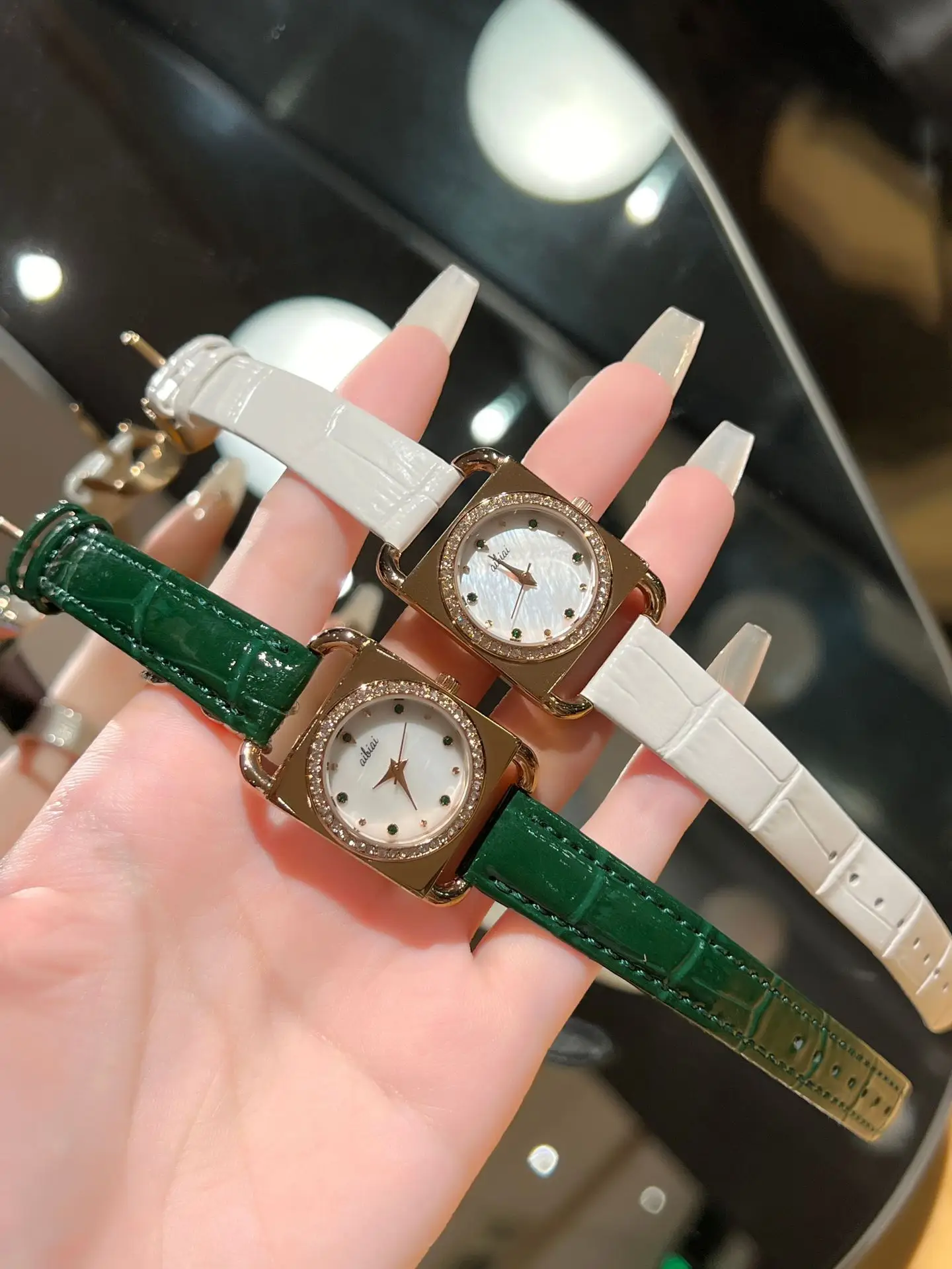 Luxury Quartz Ladies Watch with White Dial & Crystal Ring — feature 6