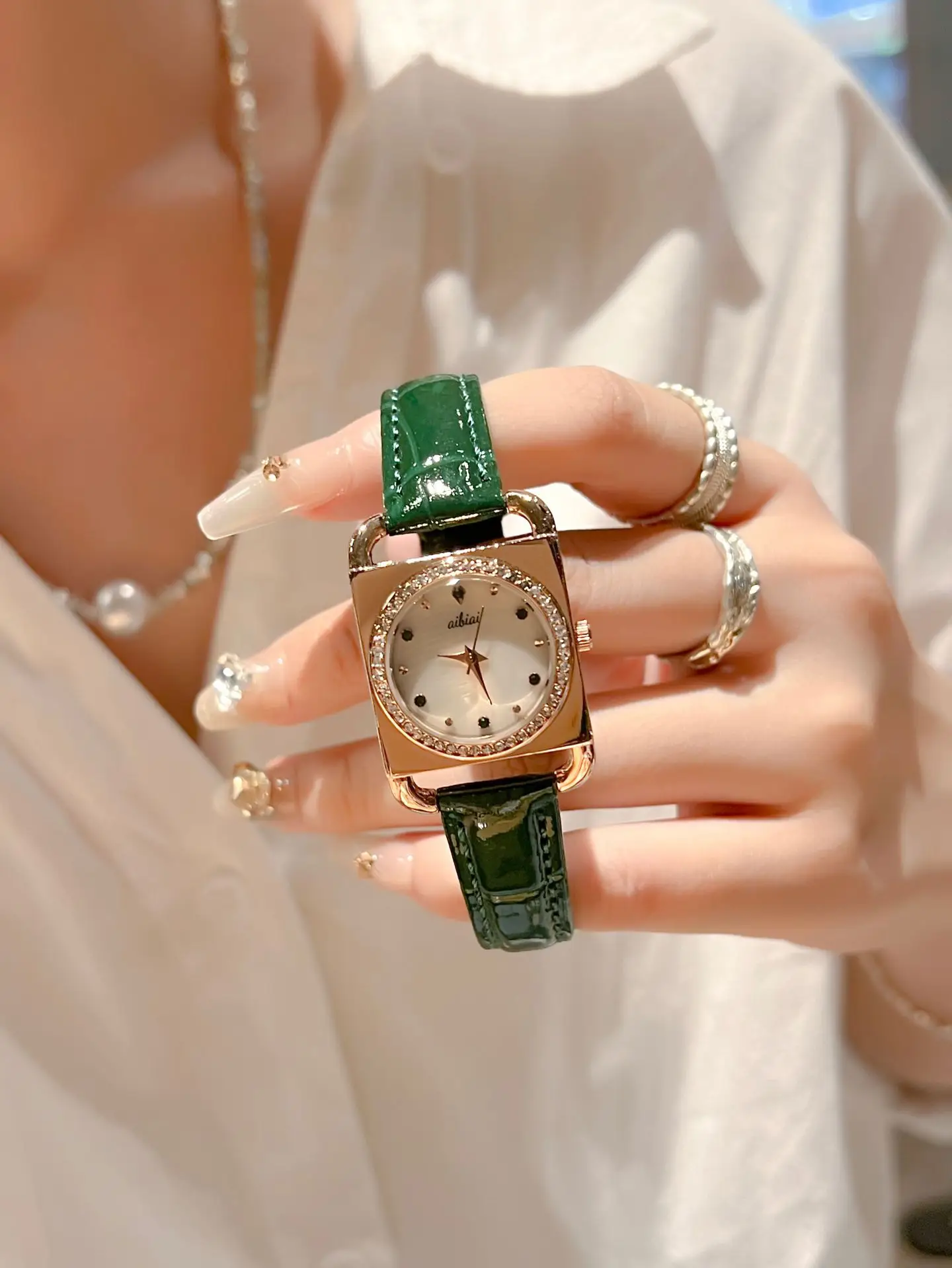 Luxury Quartz Ladies Watch with White Dial & Crystal Ring — feature 7