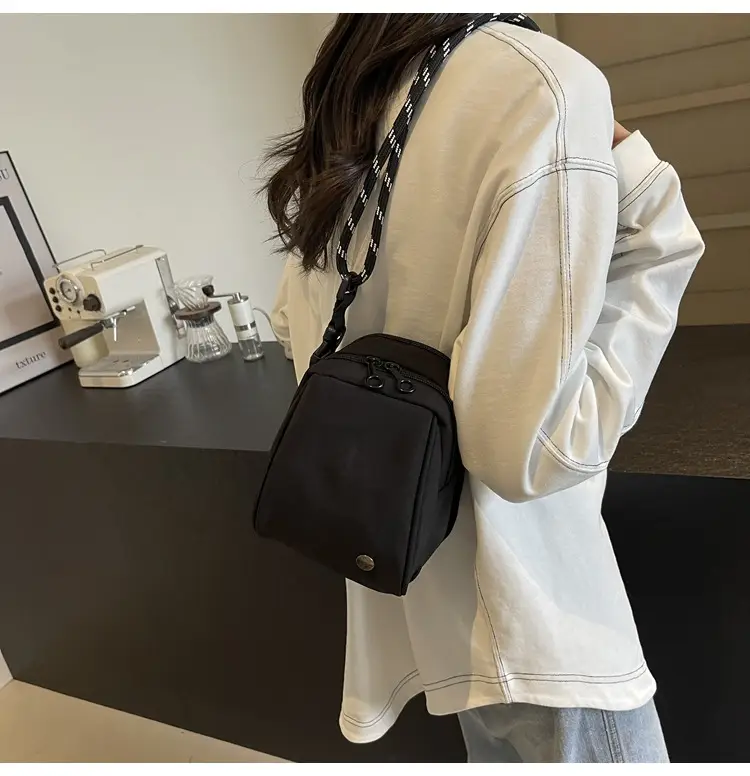 Green Shell Crossbody Bag with Chain Strap — feature 11