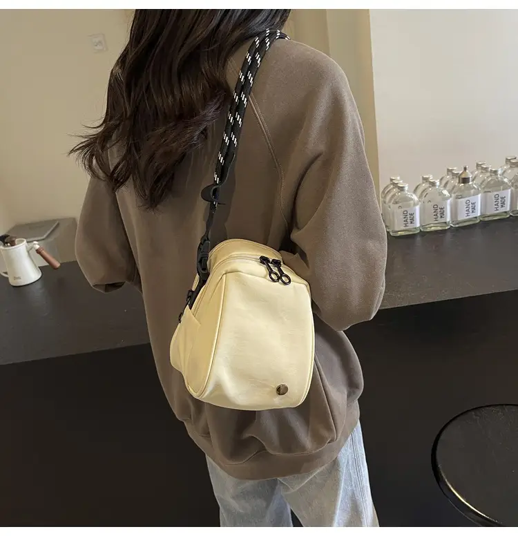Green Shell Crossbody Bag with Chain Strap — feature 18