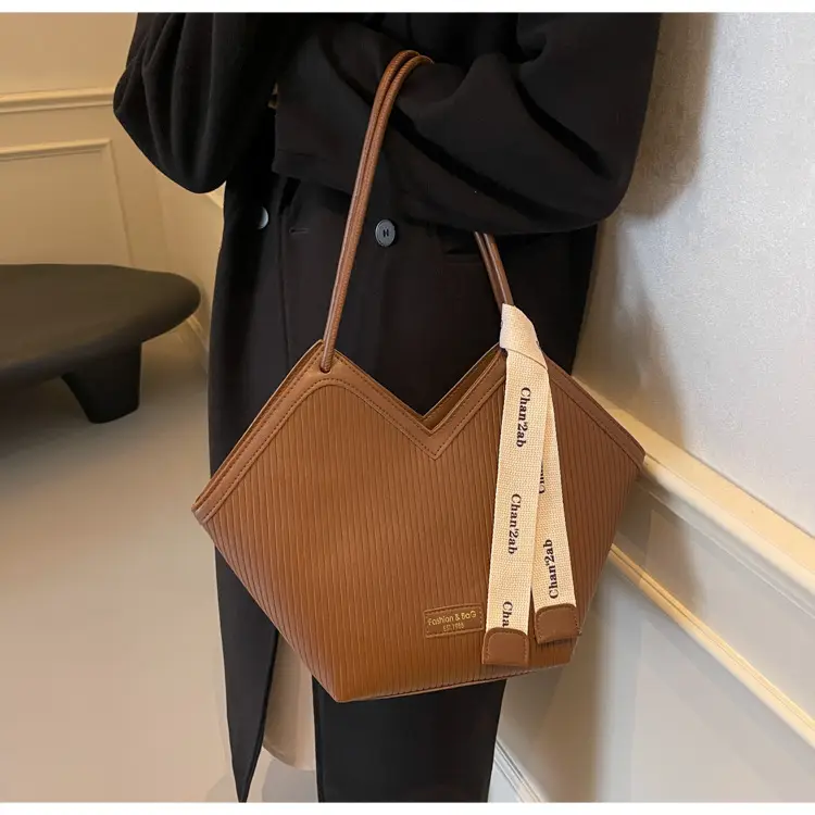Women's Brown Underarm Bag Large Capacity 2024 — feature 12