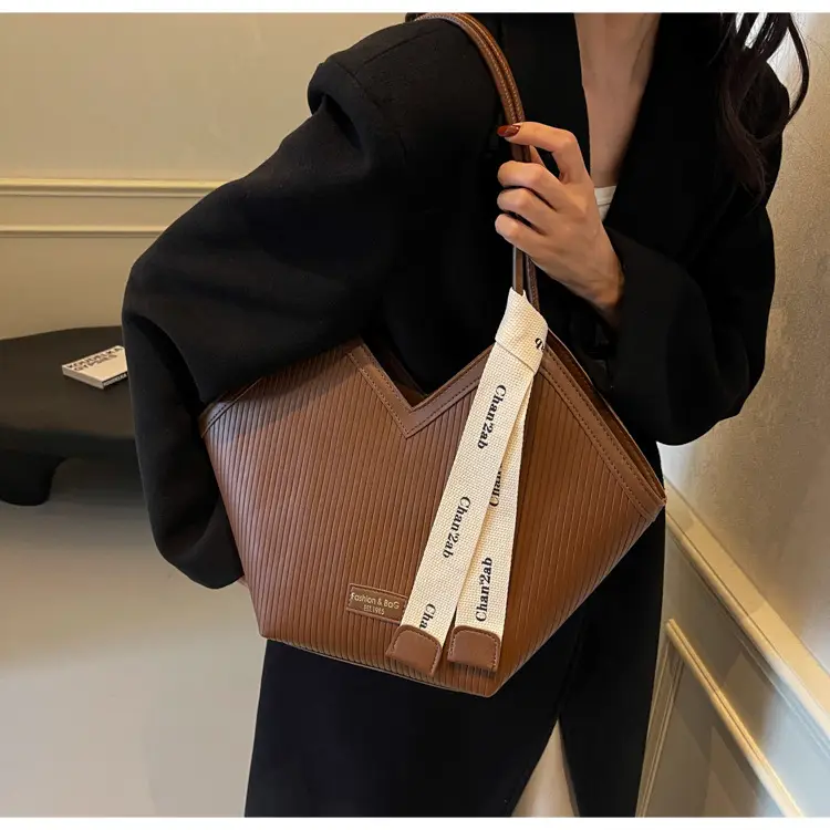Women's Brown Underarm Bag Large Capacity 2024 — feature 13