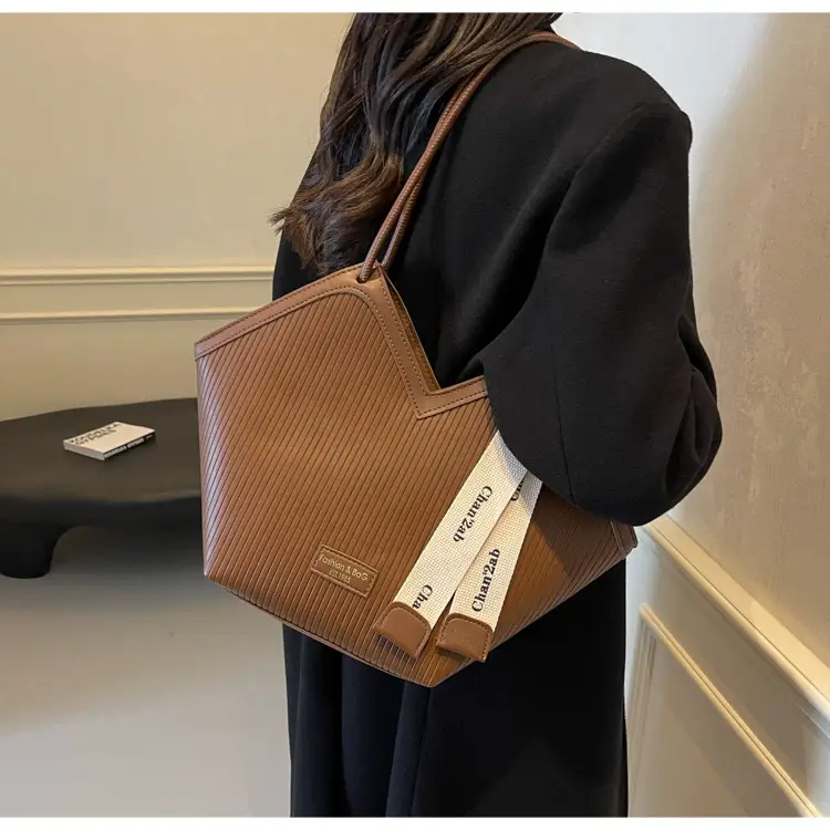 Women's Brown Underarm Bag Large Capacity 2024 — feature 14