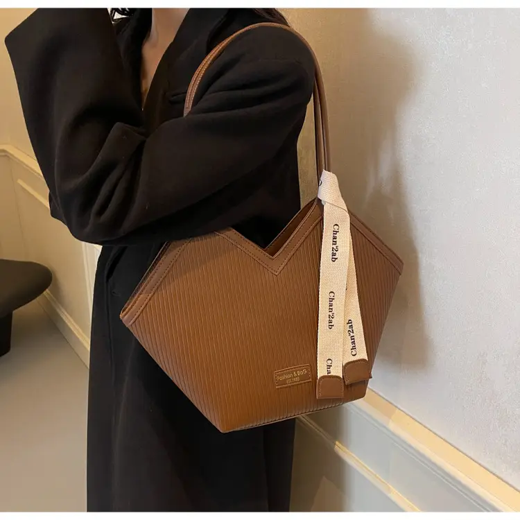 Women's Brown Underarm Bag Large Capacity 2024 — feature 15