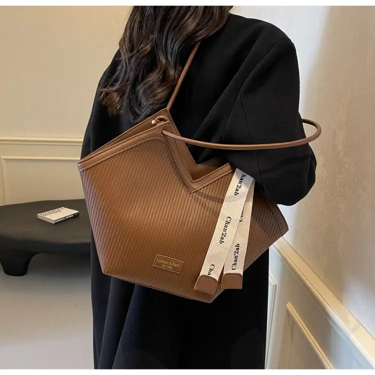 Women's Brown Underarm Bag Large Capacity 2024 — feature 17
