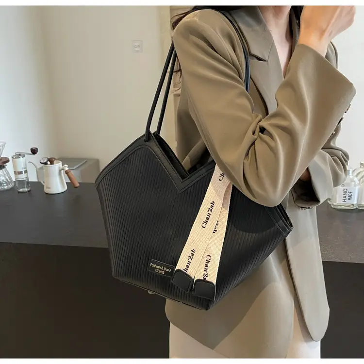 Women's Brown Underarm Bag Large Capacity 2024 — feature 9