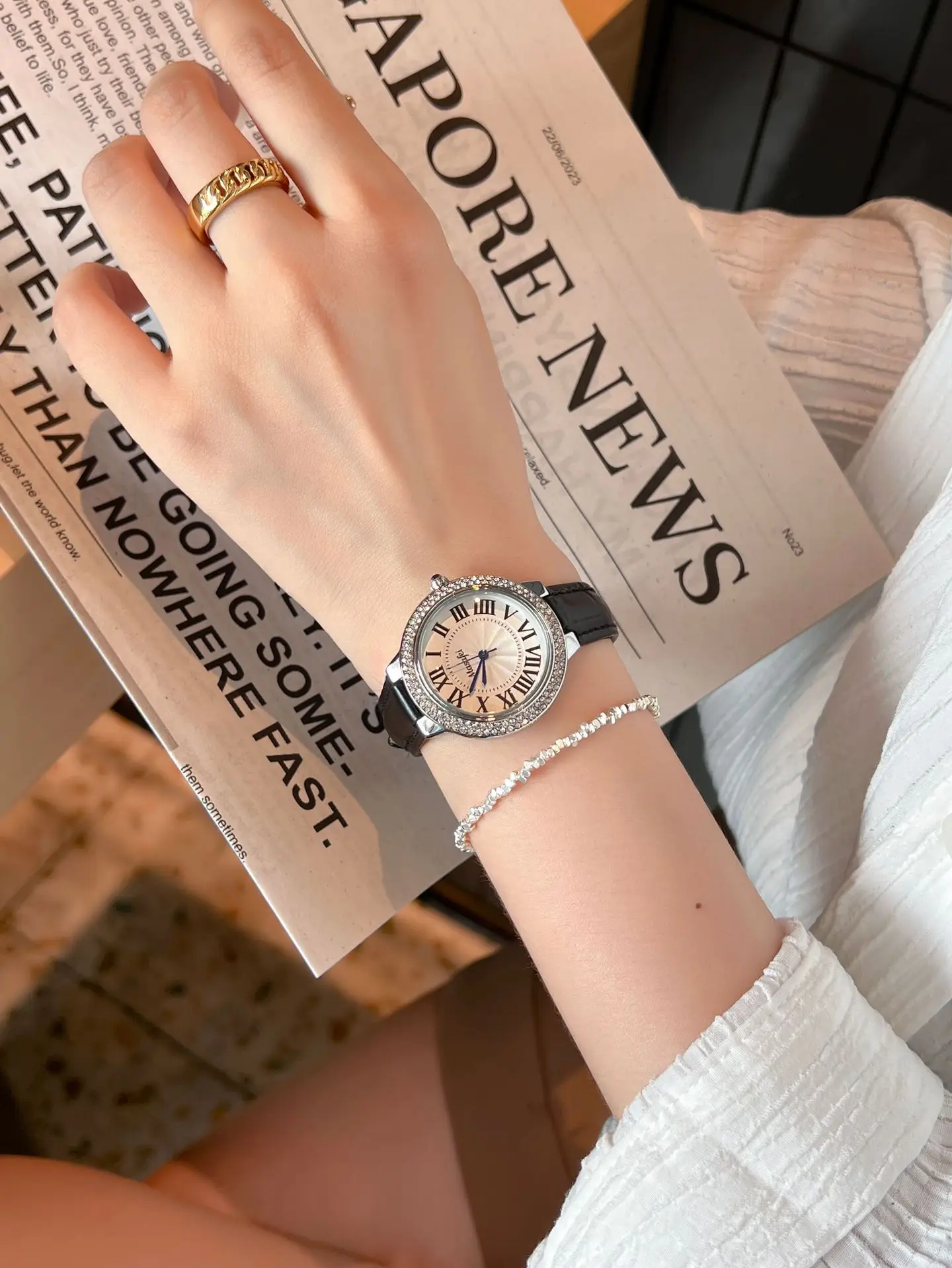 Ladies Quartz Watch Steel Band Roman Scale Retro Design — feature 4