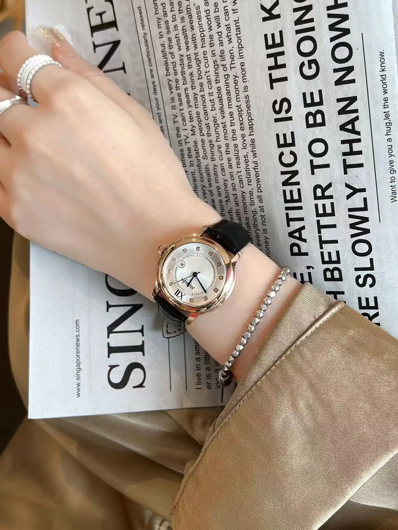 Women's Light Luxury Butterfly Buckle Quartz Watch — feature 2