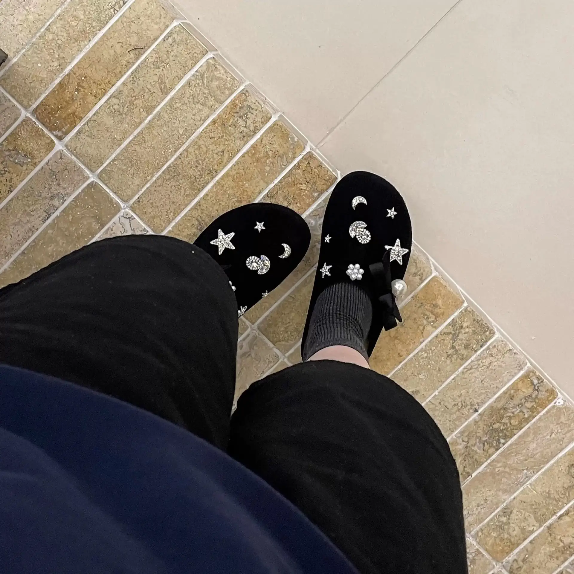 Korean Style Rhinestone Bow Slippers Black 2024 — feature 1