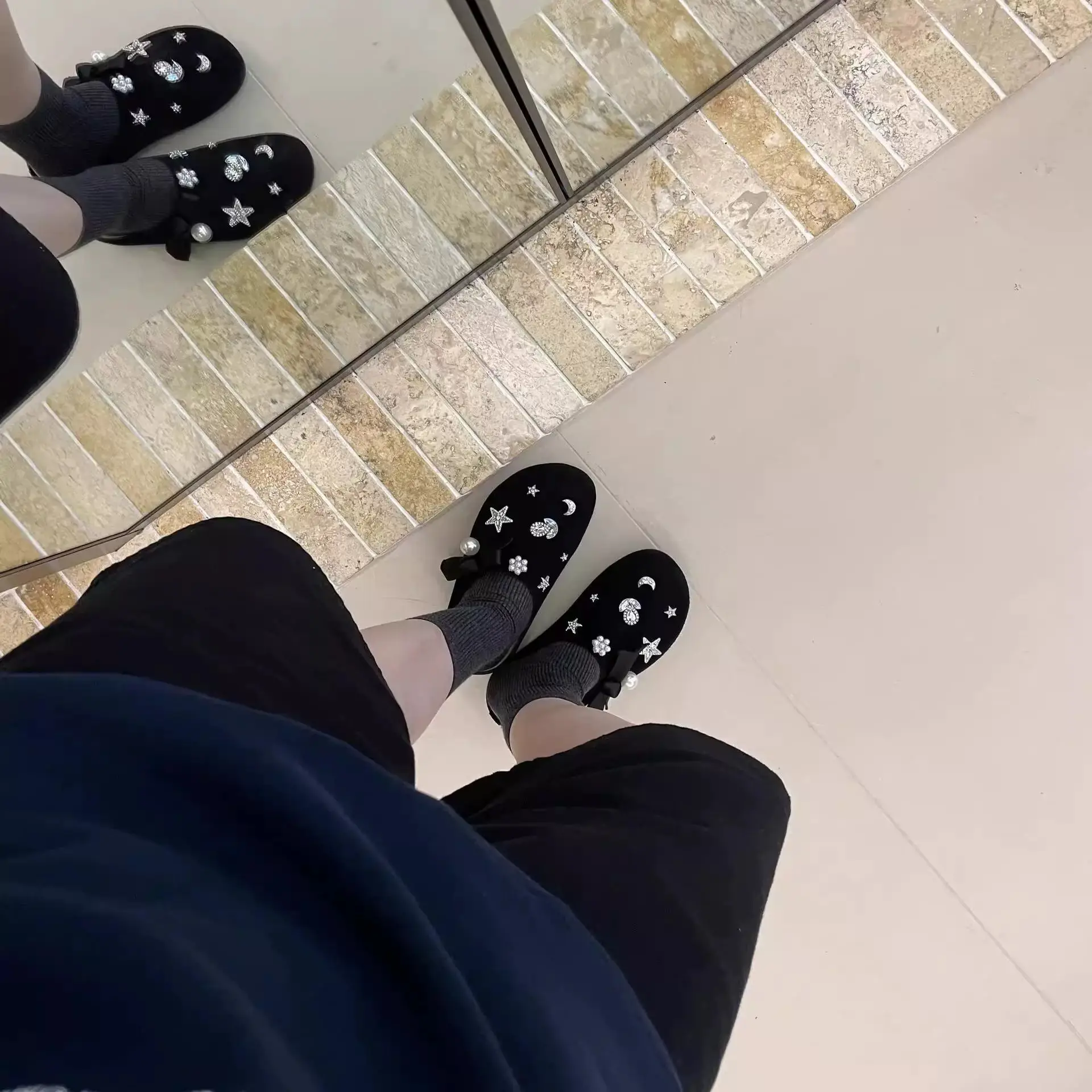 Korean Style Rhinestone Bow Slippers Black 2024 — feature 2