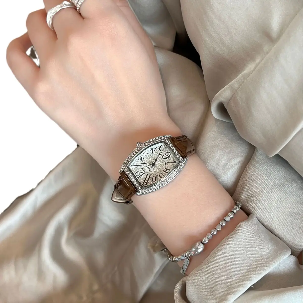 Retro Wine Barrel Quartz Watch with Rhinestones - Image 9