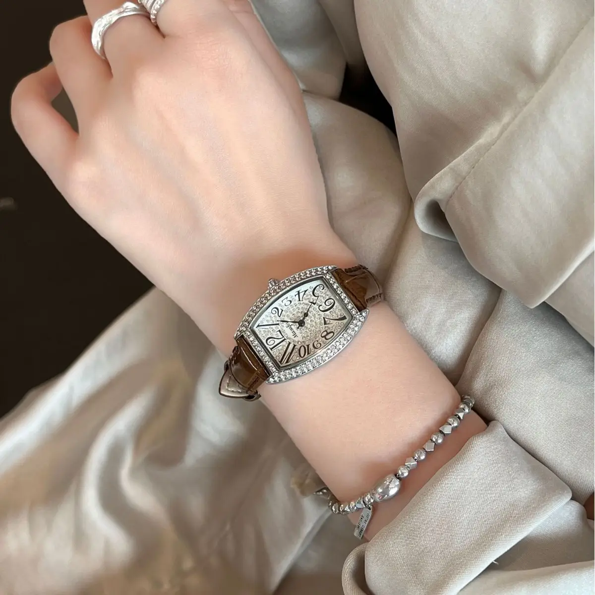 Retro Wine Barrel Quartz Watch with Rhinestones — feature 5