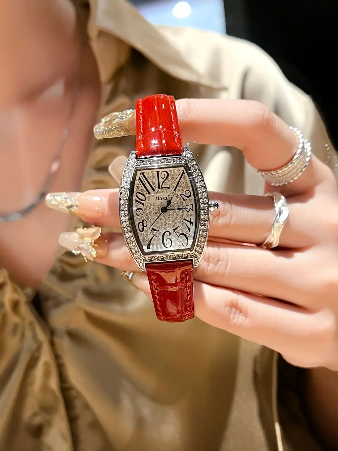 Retro Wine Barrel Quartz Watch with Rhinestones - Image 2
