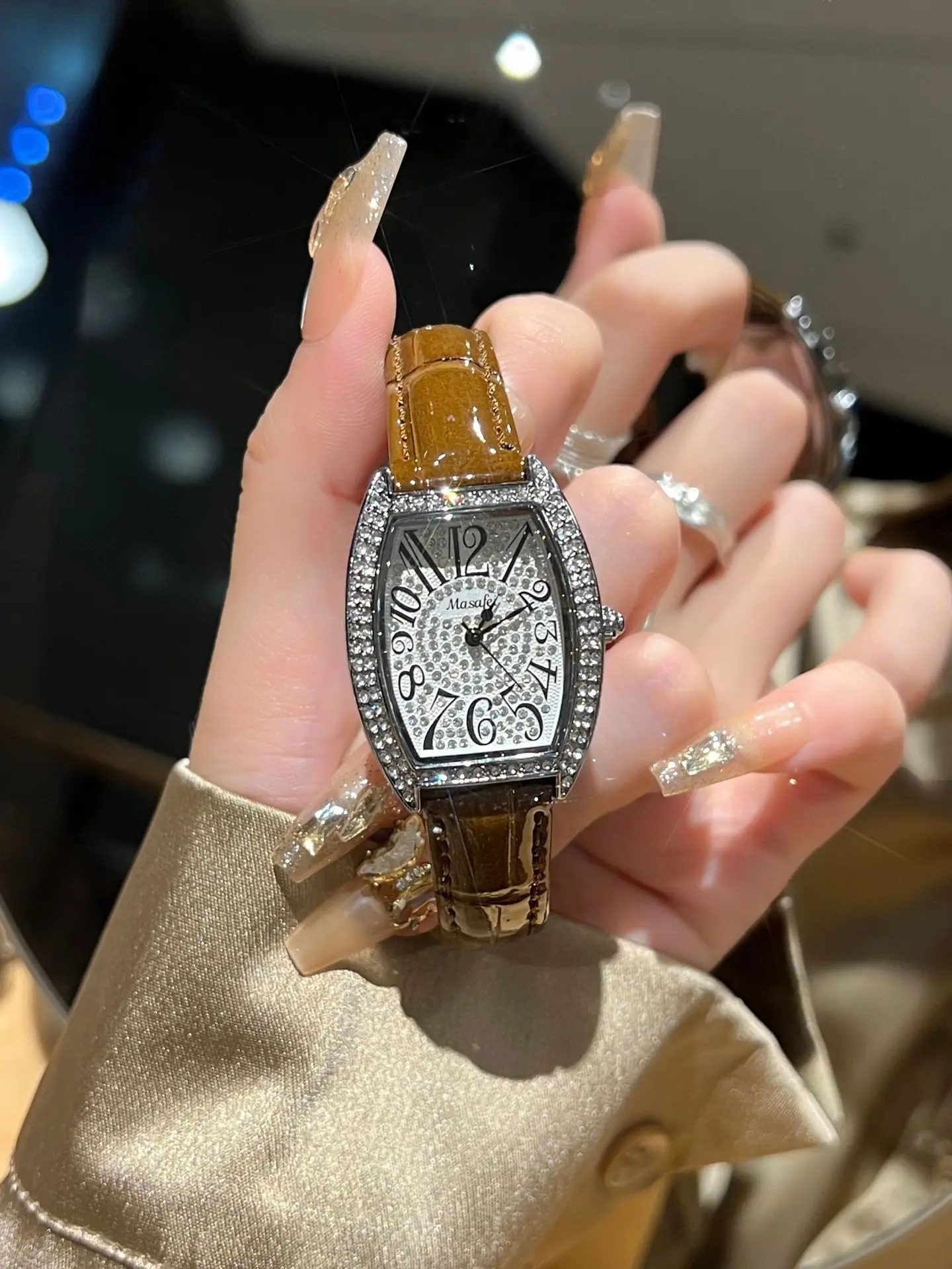 Retro Wine Barrel Quartz Watch with Rhinestones - Image 3
