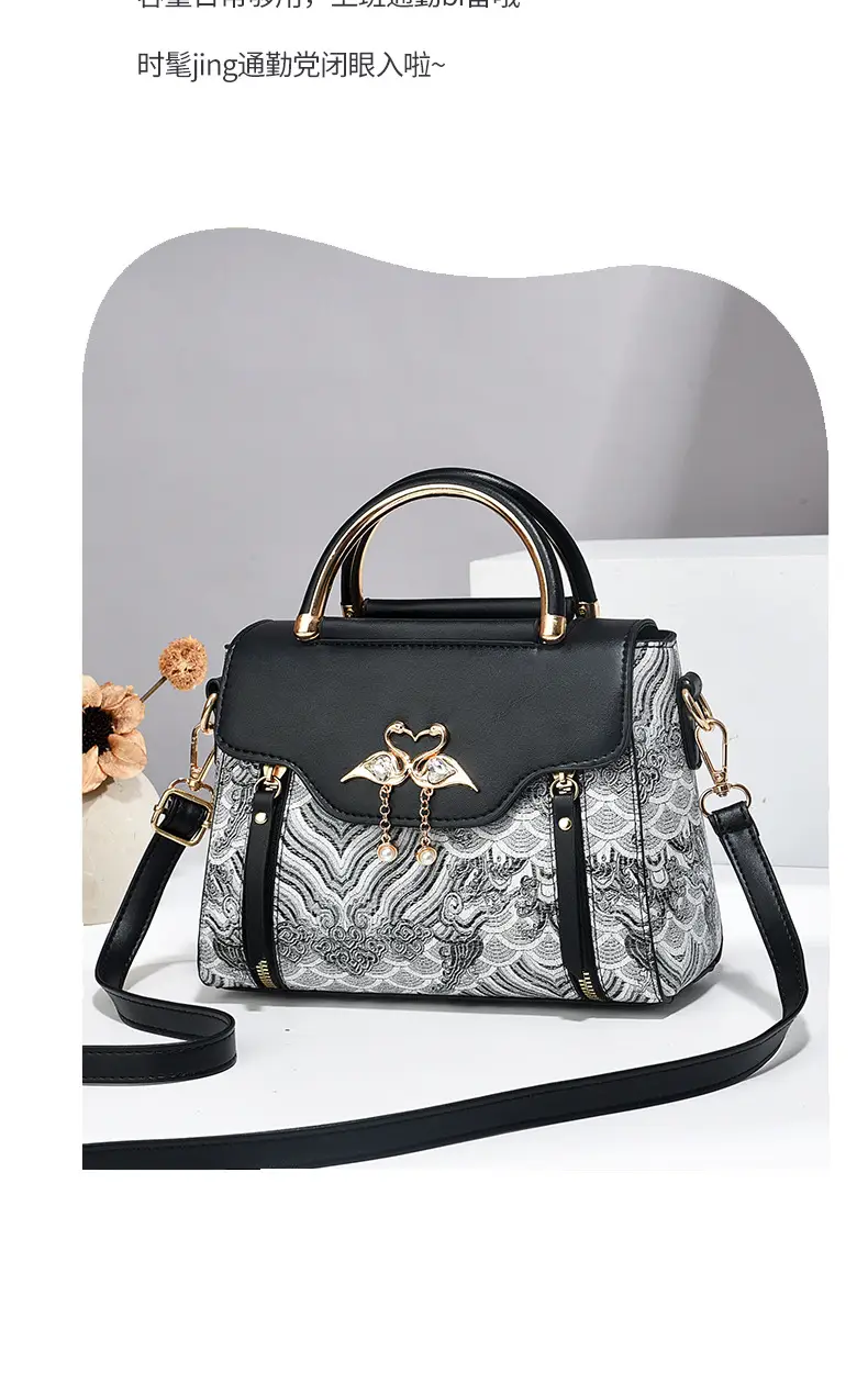 Luxury Black Floral Women's Shoulder Bag with Gold Clasp — feature 2