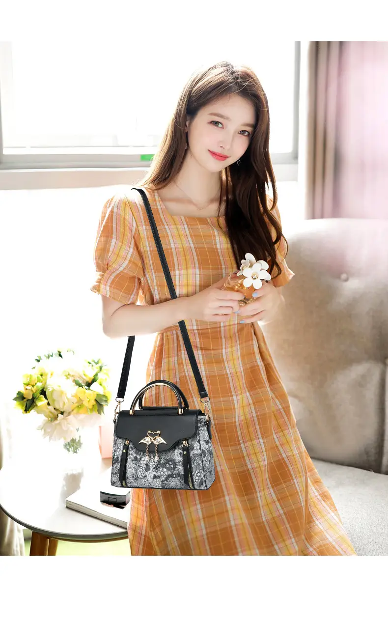 Luxury Black Floral Women's Shoulder Bag with Gold Clasp — feature 3